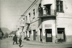 Ukraine,Zakarpattia Oblast, Khust, Lvivska utca - Nebesnoi Sotni utca sarok a Dukhnovycha utca felől nézve., 1939, Pálfi András, bicycle, street view, balcony, hairdresser, Fortepan #94038