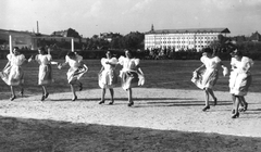 Magyarország, Budapest XIV., Dózsa György (Aréna) út, Postás sporttelep. Háttérben balra a Szent Domonkos (később Récsei) autóbuszgarázs teteje, jobbra a Millenáris sporttelep lelátója látszik., 1938, Romák Éva, tánc, Budapest, Fortepan #94067