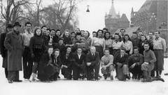 Magyarország, Városliget, Budapest XIV., Műjégpálya, háttérben a Vajdahunyad vára., 1938, Romák Éva, kastély, csoportkép, korcsolyázás, Alpár Ignác-terv, korcsolya, eklektikus építészet, Budapest, Fortepan #94071