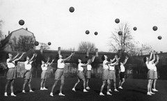 Magyarország, Budapest XII., Győri út 13., a Magyar Királyi Testnevelési Főiskola (később Testnevelési Egyetem) Alkotás utca felőli sportpályája., 1938, Romák Éva, edzés, sportbemutató, Budapest, Fortepan #94075