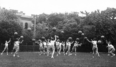 Magyarország, Budapest XII., Győri út 13., a Magyar Királyi Testnevelési Főiskola (később Testnevelési Egyetem) Alkotás utca felőli udvara., 1938, Romák Éva, egyetem, edzés, sportbemutató, labda, Budapest, Fortepan #94076