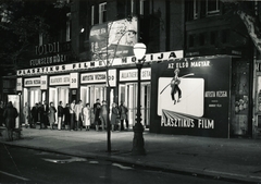 Magyarország, Budapest V., Bajcsy-Zsilinszky út, Toldi mozi. A felvétel Bodrossy Félix: Állatkerti séta és Artista vizsga című 1952-ben forgatott plasztikus (3D) filmjeinek felújításakor készült., 1979, Schuller Judit, plakát, mozi, Budapest, Fortepan #94104