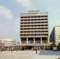 Magyarország, Salgótarján, Fő tér, szemben a Karancs szálló., 1982, Schuller Judit, színes, szálloda, Fortepan #94111