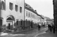 Magyarország, budai Vár, Budapest I., Úri utca a Nőegylet utca felől a Szentháromság utca felé nézve., 1960, Hetényi Zsuzsa, építkezés, járókelő, utcakép, életkép, gázlámpa, Budapest, Fortepan #94128