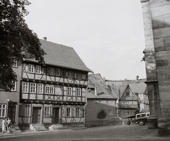 Németország, Schmalkalden, Kirchhof, balról a 8., 9. és 10. számú ház, jobbra a Szent György-templom sarka (Stadtkirche St. Georg) látszik., 1964, Hetényi Zsuzsa, NDK, Fortepan #94166