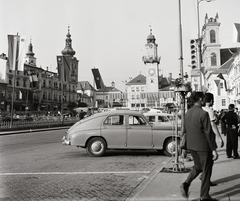 Szlovákia, Besztercebánya, Szlovák Nemzeti Felkelés (Slovenského národného povstania) tér (egykor IV. Béla király tér), szemben az Óratorony., 1964, Hetényi Zsuzsa, Csehszlovákia, zászló, címer, toronyóra, székesegyház, óratorony, Fortepan #94168