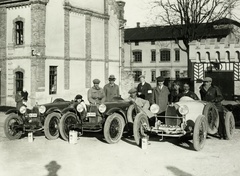 Magyarország, Budapest I., Zsolt utca 9., Bugatti vezérképviselet, a sötét autók között kalapban gróf Salm Hermann a képviselet vezetője. A világosszínű autótól balra Lovag Haupt Károly autóversenyző, a képviselet műszaki vezetője. Motoros szemüveggel Urbach László a kor ismert versenyzője, később a Mátra motorok, majd a Berva robogó tervezője. Világos szövetkabátban Feledy Pál nemzetközi hírű versenyző. Jobb szélén Zsótér Bertalan motorversenyző., 1928, Zsótér László, karszalag, automobil, Bugatti-márka, rendszám, Budapest, Mobiloil-márka, Fortepan #94260