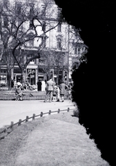 Magyarország, Budapest V., Erzsébet tér, háttérben a József Attila (gróf Tisza István) utca, a szemben lévő ház a Sas utca sarkán áll., 1942, Vaskapu utca, Budapest, Fortepan #94304