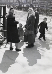 Magyarország, Városliget,Állatkert, Budapest XIV., 1954, Vaskapu utca, nők, szőrme, Budapest, Fortepan #94315