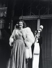 Hungary, Budapest V., a Vigadó nagyterme, Ania Suli énekesnő., 1944, Vaskapu utca, double bass, Budapest, singer, fur coat, peeking, microphone, Fortepan #94327