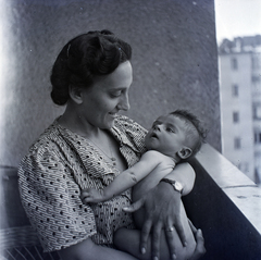 Magyarország, Budapest IX., a Vaskapu utca 6/a számú ház egyik IV. emeleti udvari erkélye, jobbra a háttérben a Tinódi utca 5. számú ház hátsó homlokzata., 1950, Vaskapu utca, erkély, csecsemő, kettős portré, anya, Budapest, kézben tartani, Fortepan #94336