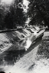 Magyarország, Miskolc,Miskolctapolca, (Görömbölytapolca), Hejő patak a Miskolctapolcai út mellett, az Aradi sétány - Iglói út közötti szakaszon., 1938, Vaskapu utca, patak, csatorna, Fortepan #94349