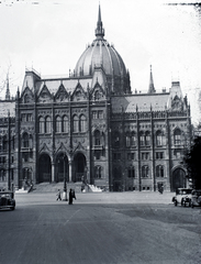 Hungary, Budapest V., Parlament az Alkotmány utcából nézve., 1939, Vaskapu utca, Imre Steindl-design, Neo-Gothic-style, eclectic architecture, Budapest, Fortepan #94355