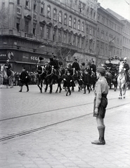 Magyarország, Budapest VI., Teréz körút a Szófia (Hegedűs Sándor) utca saroktól az Oktogon felé nézve. Gömbös Gyula temetési menete., 1936, Vaskapu utca, lovaskocsi, utcakép, cserkész, Budapest, gyászmenet, Fortepan #94359