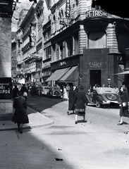 Magyarország, Budapest V., Váci utca a Piarista utcától nézve, jobbra a Párizsi utca torkolata., 1942, Vaskapu utca, automobil, Budapest, Fortepan #94361