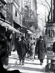 Magyarország, Budapest V., Kossuth Lajos utca, balra a Semmelweis utca torkolata., 1942, Vaskapu utca, Budapest, háttal, Fortepan #94370