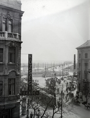 Magyarország, Budapest IX., a Boráros tér és a Petőfi (Horthy Miklós) híd a Ferenc körút - Mester utca saroktól nézve., 1941, Vaskapu utca, erkély, neon felirat, Budapest, Duna-híd, Álgyay Hubert Pál-terv, Fortepan #94371