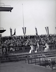 Magyarország, Margitsziget, Budapest, Hajós Alfréd Nemzeti Sportuszoda, toronyugró medence., 1940, Vaskapu utca, zászló, horogkereszt, Fortepan #94380