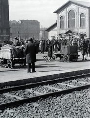 Magyarország, Budapest VIII., Fiumei út a Teleki László térnél., 1940, Vaskapu utca, piac, Budapest, háttal, Fortepan #94381