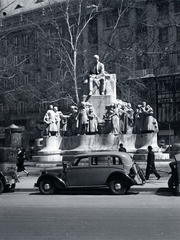 Magyarország, Budapest V., Vörösmarty tér, Vörösmarty Mihály szobra (Kallós Ede, Telcs Ede és Márkus Géza 1908.)., 1942, Vaskapu utca, szobor, taxi, Budapest, szoborcsoport, Vörösmarty Mihály-ábrázolás, Fortepan #94385