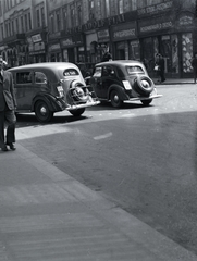 Magyarország, Budapest V., Bécsi utca az Erzsébet tér közelében., 1942, Vaskapu utca, taxi, Fiat-márka, olasz gyártmány, Fiat 508 Balilla, Fiat 1100, Budapest, Fortepan #94386