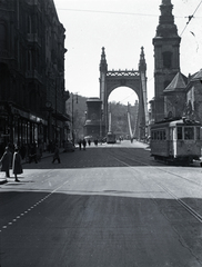 Magyarország, Budapest V., Szabad sajtó (Eskü) út az Erzsébet híd felé nézve, jobbra a Belvárosi templom., 1941, Vaskapu utca, villamos, eklektikus építészet, Budapest, Bszkrt F1A típus, Duna-híd, Kherndl Antal-terv, Czekelius Aurél-terv, viszonylatszám, Fortepan #94387