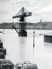 Magyarország, Budapest V., pesti alsó rakpart a Margit híd hídfője közelében. Szemben a Bem (Margit) rakpart és a budai Vár., 1940, Vaskapu utca, daru, árvíz, Budapest, Best of, Fortepan #94388