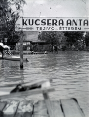 Magyarország, Budapest III., Római part., 1940, Vaskapu utca, árvíz, tejivó, Budapest, Fortepan #94393