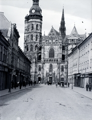 Slovakia, Košice, Erzsébet utca (Alžbetina ulica, ekkor Deák Ferenc utca), szemben a Szent Erzsébet-főszékesegyház (Dóm)., 1939, Vaskapu utca, Czechoslovakia, church, Horse-drawn carriage, pedestrian, street view, lamp post, Catholic Church, Cathedral, cab-horse, Fortepan #94394