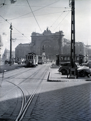 Magyarország, Budapest VIII., Baross tér, Keleti pályaudvar a Rákóczi út irányából nézve., 1940, Vaskapu utca, villamos, vasútállomás, eklektikus építészet, Budapest, Rochlitz Gyula-terv, viszonylatszám, Fortepan #94396