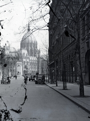 Magyarország, Budapest V., Vécsey utca a Nemzeti vértanúk emlékműve és a Parlament felé nézve., 1939, Vaskapu utca, Rába-márka, Steindl Imre-terv, országház, neogótika, postajármű, elektromos jármű, eklektikus építészet, Budapest, Rába-Bleichert, Fortepan #94405