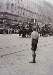 Magyarország, Budapest VI., Teréz körút a Szófia (Hegedűs Sándor) utca saroktól az Oktogon felé nézve. Gömbös Gyula temetési menete., 1936, Vaskapu utca, cégtábla, lovaskocsi, utcakép, cserkész, Budapest, gyászmenet, Fortepan #94407