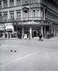 Magyarország, Budapest VII., Erzsébet körút - Dohány utca sarok, Híradó mozi., 1940, Vaskapu utca, rendőr, rendőrdobogó, Budapest, forgalomirányítás, Fortepan #94421