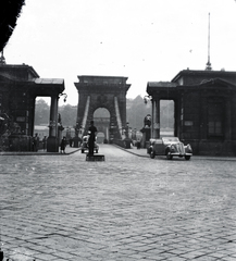 Magyarország, Budapest V., Széchenyi Lánchíd a pesti hídfőtől nézve., 1940, Vaskapu utca, rendőr, rendőrdobogó, Budapest, függőhíd, William Tierney Clark-terv, forgalomirányítás, Fortepan #94429