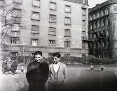 Magyarország, Budapest IX., Vaskapu utca, játszótér a Tinódi és a Liliom utca között, háttérben a Mester utcai házak hátsó homlokzata., 1955, Vaskapu utca, fiúk, kettős portré, Budapest, hátratett kéz, zsebredugott kéz, Fortepan #94433