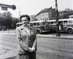 Magyarország, Budapest II., Széll Kálmán (Moszkva) tér a Szilágyi Erzsébet (Malinovszkij) fasor felé nézve., 1958, Vaskapu utca, portré, autóbusz, utcakép, Ikarus-márka, buszmegálló, Ikarus 60, hölgy, szemetes, Budapest, Fortepan #94434