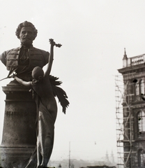 Magyarország, Budapest V., Széchenyi István (Roosevelt) tér, Szarvas Gábor mellszobra (Jankovits Gyula, 1899.). Háttérben a Magyar Tudományos Akadémia., 1955, Vaskapu utca, szobor, mellszobor, Budapest, Szarvas Gábor-ábrzáolás, Fortepan #94437