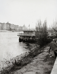 Magyarország, Margitsziget, Budapest, parti sétány a Margit híd felé nézve, a Duna túlpartján az Újpesti rakpart épületei., 1960, Vaskapu utca, csónakház, Fortepan #94451