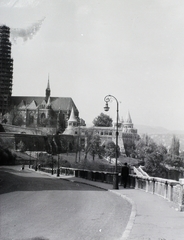 Magyarország, Budapest I., Hunyadi János út, szemben a Mátyás-templom és a Halászbástya., 1957, Vaskapu utca, Budapest, Schulek Frigyes-terv, épített örökség, utcai lámpa, Fortepan #94457