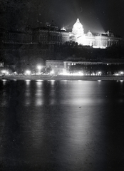 Magyarország, Budapest V.,Budapest I., Királyi Palota (később Budavári Palota) a Vigadó tér felől nézve., 1937, Vaskapu utca, víztükör, kilátás, vár, Duna, díszkivilágítás, Budapest, Fortepan #94463