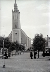 Slovakia, Rimavská Sobota, Fő tér (Horthy Miklós tér), református templom., 1939, Vaskapu utca, church, gas station, automobile, Fortepan #94469