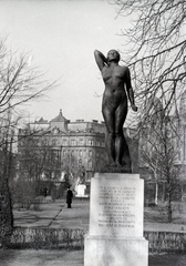 Magyarország, Budapest V., Szabadság tér, a Magyar Fájdalom szobra (Emile Guillaume, 1932.), 1942, Vaskapu utca, Budapest, Fortepan #94471