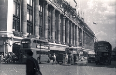 Egyesült Királyság, London, Oxford Street, balra az Orchard Street sarka, szemben a Selfridges Áruház., 1957, Vaskapu utca, zászló, járókelő, teherautó, utcakép, életkép, emeletes autóbusz, automobil, Fortepan #94473