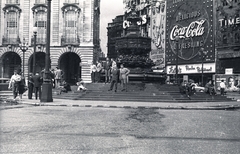 Egyesült Királyság, London, Piccadilly Circus, Shaftesbury Memorial Fountain, háttérben a Glasshouse Street torkolata., 1957, Vaskapu utca, reklám, szobor, járókelő, utcakép, életkép, neonreklám, Fortepan #94474