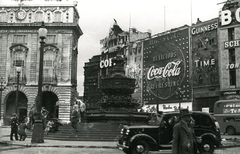 Egyesült Királyság, London, Piccadilly Circus, Shaftesbury Memorial Fountain, háttérben a Glasshouse Street torkolata., 1957, Vaskapu utca, reklám, szobor, járókelő, utcakép, életkép, neonreklám, emeletes autóbusz, automobil, Fortepan #94475