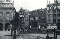 Egyesült Királyság, London, Piccadilly Circus, Shaftesbury Memorial Fountain, háttérben a Glasshouse Street torkolata., 1957, Vaskapu utca, reklám, szobor, járókelő, utcakép, életkép, jelzőlámpa, neonreklám, Fortepan #94477