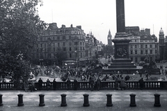 Egyesült Királyság, London, Trafalgar Square, szemben a Whitehall. Előtérben a Nelson's Column., 1957, Vaskapu utca, reklám, szökőkút, emlékmű, járókelő, utcakép, életkép, torony, neogótika, kőoroszlán, William Railton-terv, Augustus Pugin-terv, Fortepan #94479