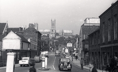 Egyesült Királyság, Lincoln, Broadgate a székesegyház felé nézve., 1957, Vaskapu utca, kerékpár, forgalom, járókelő, teherautó, utcakép, életkép, automobil, furgon, Fortepan #94480