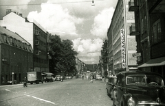 Svédország, Stockholm, Södermalm., 1957, Vaskapu utca, egészségügy, motorkerékpár, járókelő, teherautó, utcakép, életkép, középület, automobil, Fortepan #94482