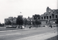 Germany, Berlin, Kelet-Berlin, Wilhelmstrasse az Unter den Linden kereszteződése előtt, bal szélen a Pariser Platz. Háttérben a nyugat-berlini oldalon a Reichstag., 1957, Vaskapu utca, street view, signal, Renaissance Revival, GDR, public building, parliament, East-Berlin, West Berlin, Paul Wallot-design, Fortepan #94483